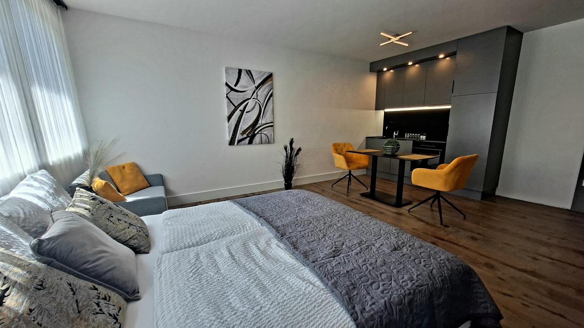 Szeged Starlight Yellow Apartment Екстериор снимка